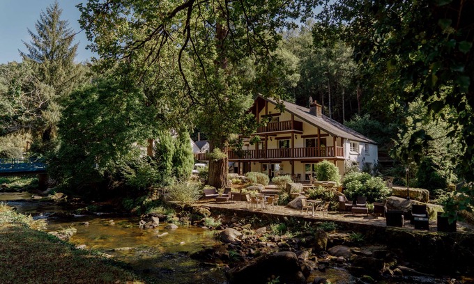 Inguiniel Hotel | Discover Logis Auberge de Pont Calleck with Family-Friendly Amenities
