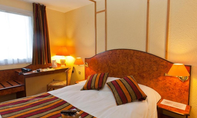 Calais Frethun Hotel | Pet-Friendly Logis Cottage Hôtel with Family Amenities
