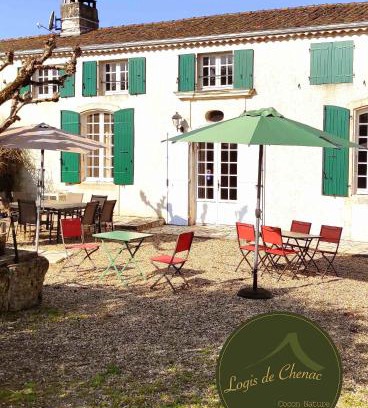 Chenac-Saint-Seurin-d'Uzet Bed & Breakfast | Relax at Logis de Chenac: Oceanfront Rooms & Dining