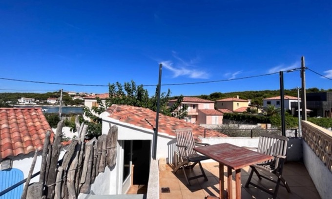 Martigues Apartment | Ocean View Studio T2: Pet Friendly & Family-Friendly Stay