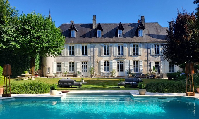 Cognac Bed & Breakfast | Experience Comfort at Logis des Tourelles' Verteuil Room