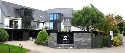 Vannes Hotel | Pet-Friendly Logis Golfe Hotel with Breakfast & Hot Tub
