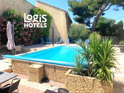Entraigues-sur-la-Sorgue Hotel | Discover Logis Hôtel La Bastide d'Entraigues: Oceanfront Gem