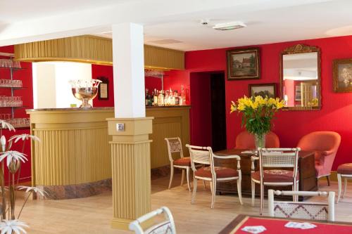 Oucques Hotel | Discover Comfort at Logis hôtel Ô en Couleur - Rated 8.7
