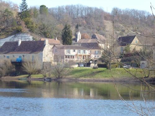 Badefols-sur-Dordogne Hotel | Cozy Hôtel-Restaurant Côté Rivage with Oceanfront Views