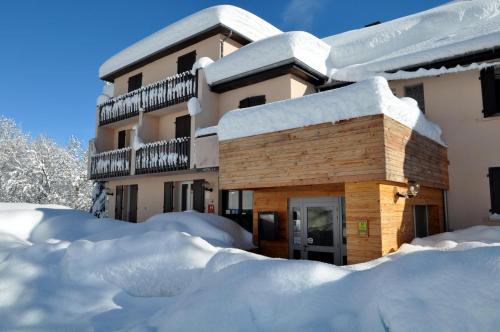Saint-Jacques-des-Blats Hotel | Pet-Friendly Getaway at Logis Hôtel Le Griou - 8.2/10 Rated