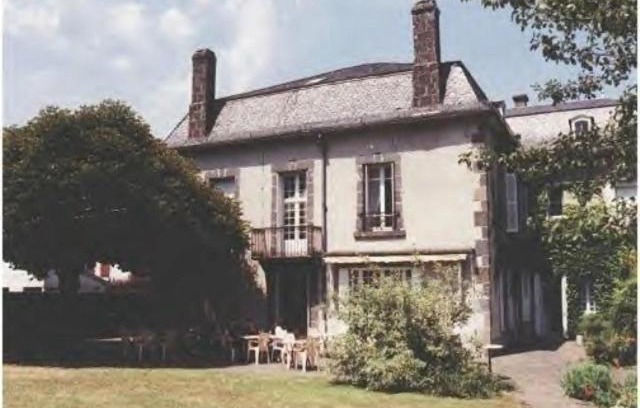 Saint-Martin-Valmeroux Hotel | Discover Logis Hôtel La Source du Mont with Pool & Dining