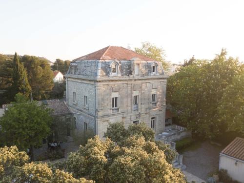 Villeneuve-les-Avignon Hotel | Relaxing Oceanfront Getaway at Logis Hôtel Les Cèdres