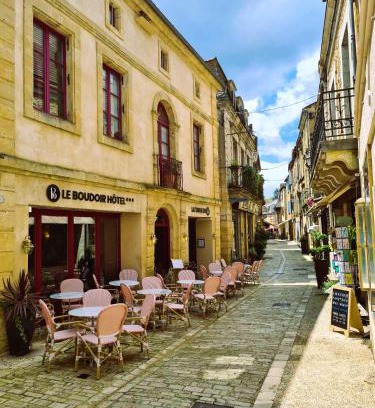 Pays-de-Belves Hotel | Oceanfront Getaway at Logis Hôtel Le Boudoir, Rated 8.8