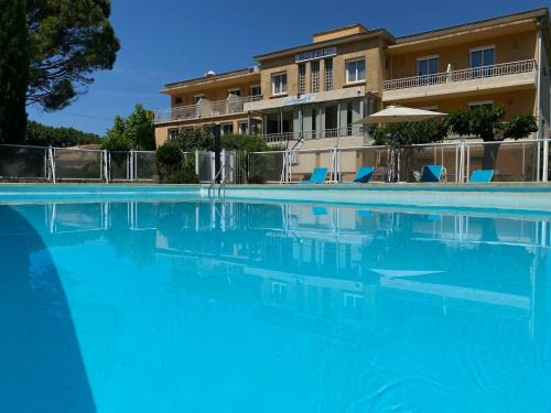 Roquemaure Hotel | Oceanfront Escapes at Logis Hôtel Le Clement V