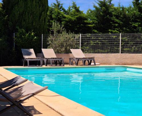 Chateauneuf-du-Rhone Hotel | Pet-Friendly Getaway at Logis Hôtel Le Mistral, Montélimar