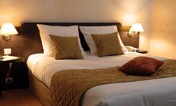 Vernantes Hotel | Charming Hôtel Le Pelican: Family-Friendly with Great Amenities