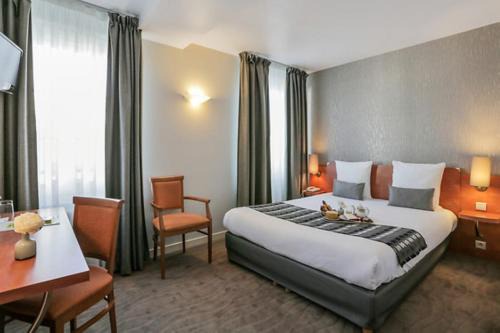 Vernantes Hotel | Pet-Friendly Logis Le Pélican Hotel with Restaurant & Kitchen