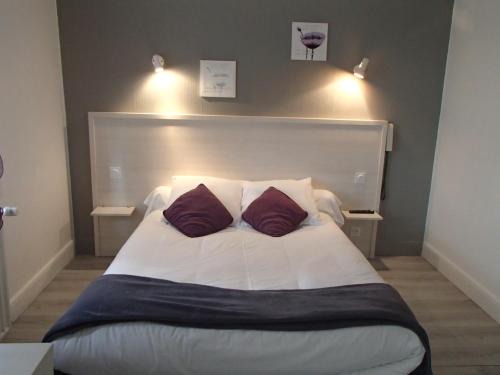 Riscle Hotel | Discover Logis Hôtel Le pont d'Arcole: Pet-Friendly Retreat