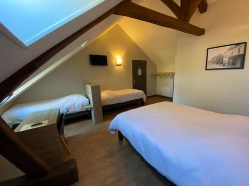 Chaumont-en-Vexin Hotel | LOGIS - Hôtel & Restaurant Saint Nicolas
