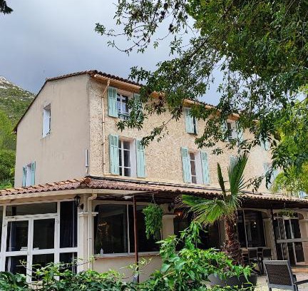 Gemenos Hotel | Pet-Friendly Hotel du Parc with Family Dining Options
