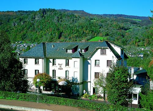 Vic-sur-Cere Hotel | Explore LOGIS Hôtel Bel Horizon: Pet Friendly & Oceanfront Bliss