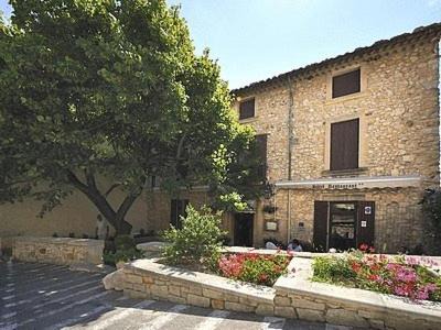 Le Barroux Hotel | Welcome to Logis Hôtel Restaurant Les Géraniums – Pet Friendly Stay