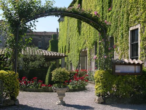 Cazilhac Hotel | Discover Les Norias: Pet-Friendly Retreat with Dining & Breakfast