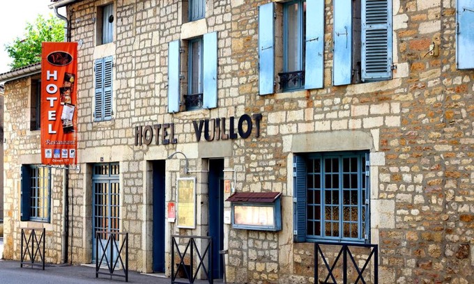Cuiseaux Hotel | Relax at Logis Hôtel Restaurant Pizzeria Vuillot by the Sea