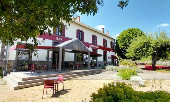 Saint-Remy-de-Blot Hotel | Guest Favorite: Logis Hôtels Auberge du Château with Pool
