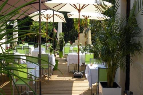Le Pian-Medoc Hotel | Discover Logis Hôtels - Le Pont Bernet: Pet-Friendly Retreat