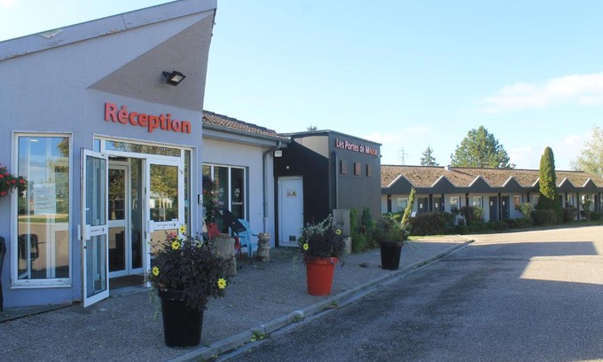Lay-Saint-Remy Hotel | Welcoming Logis Hotel des Portes de Meuse with Great Amenities