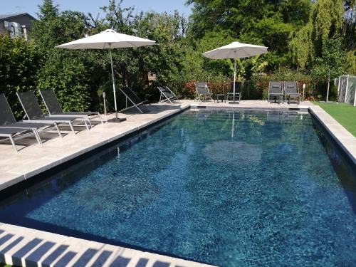 La Ferte-Saint-Cyr Hotel | Exceptional Hotel La Diligence with Ocean View & Pool