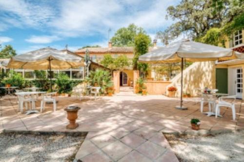 Bollene Hotel | Explore Le Chêne Vert: Pet-Friendly Retreat with Pool