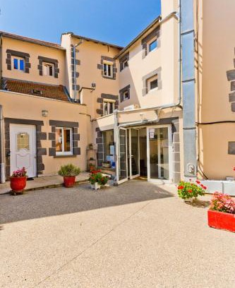 Pontgibaud Hotel | Welcoming Logis Hotel Restaurant de la Poste for Families