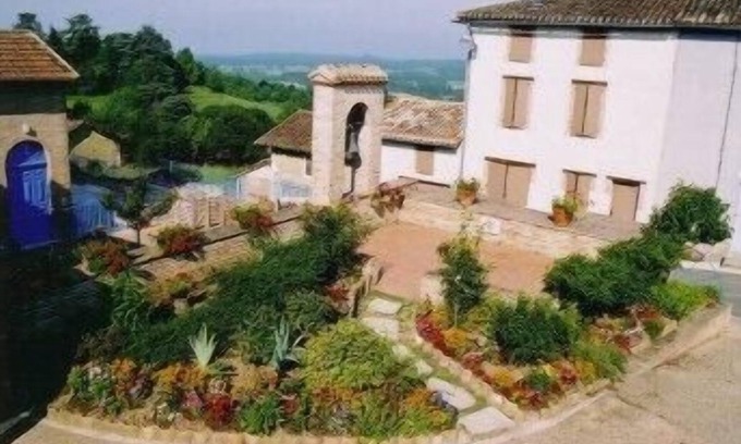Molieres Hotel | Budget-Friendly Stay at LOGIS l'Auberge du Quercy Blanc