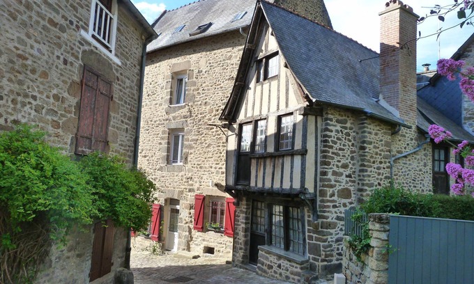 Lanvallay Apartment | Experience Coastal Bliss at Logis in Dinan Port