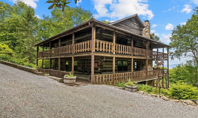 Wolf Laurel Cabin | Relaxing Logs of Luxury Cabin - Perfect for Golf Lovers