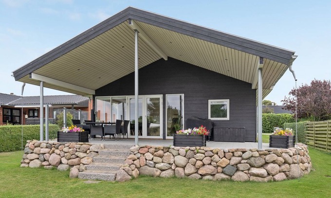 Bøjden House | Cozy Oceanfront Retreat "Loi" - Steps from the Beach
