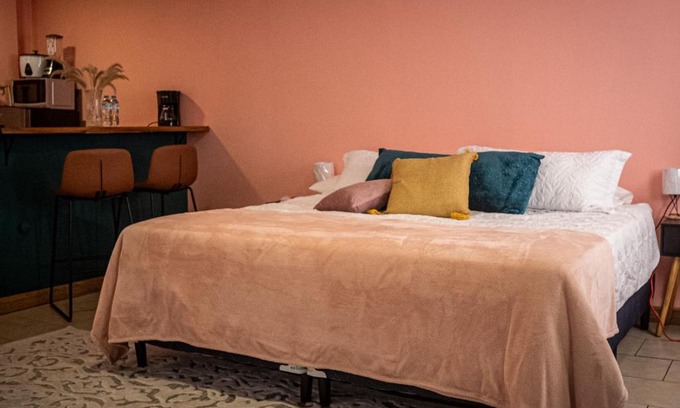 Chinatown House | Cozy Lolas Hostal with Kitchen - Perfect for Your Stay