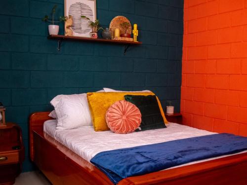 Chinatown House | Cozy Lolas Hostal: Double Room with Private Bath & Kitchen