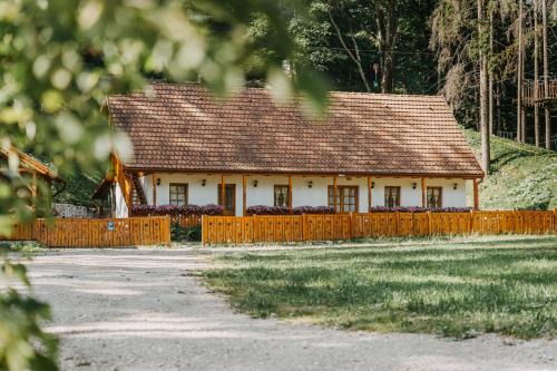 Lacu Rosu House | Family-Friendly LOLO Park Resort with Hot Tub & Kitchen