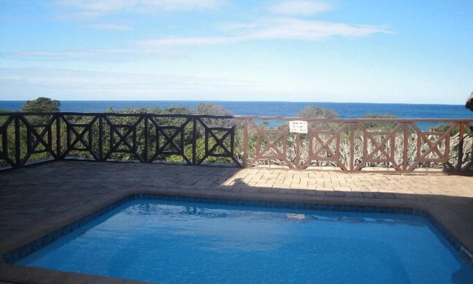 Sea Park Bed & Breakfast | Discover Lombok Lodge: Poolside Retreat for Families