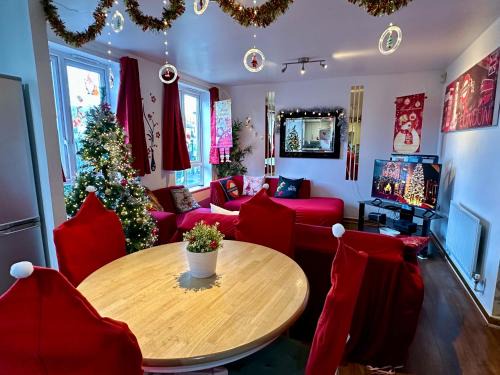Edmonton Apartment | Inviting London 2 Bed Apartment - Steps from Train Station
