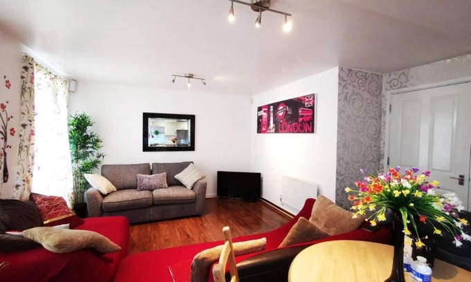 Edmonton Apartment | Elegant 2-Bedroom London Apartment with Pool & Spa