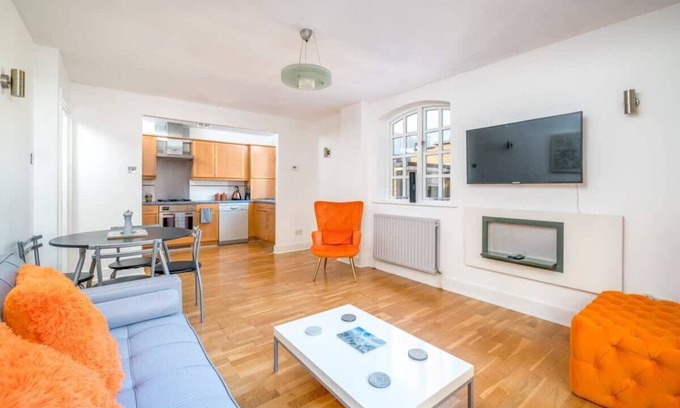 Riverside Apartment | Deluxe Two-Bedroom Apartment near London Bridge - Rated 9.4