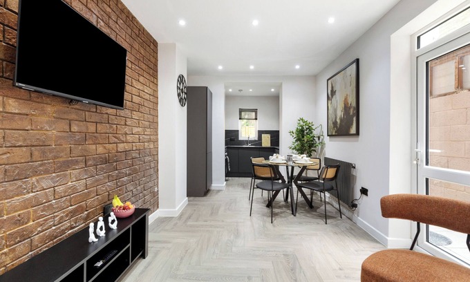 Grove Green Apartment | London Cosy 2 bedroom house with Garden