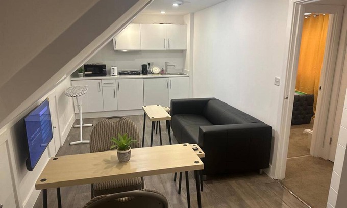 Kidbrooke with Hornfair Apartment | Elegant London Glamour Apartment with Family & Pet Amenities