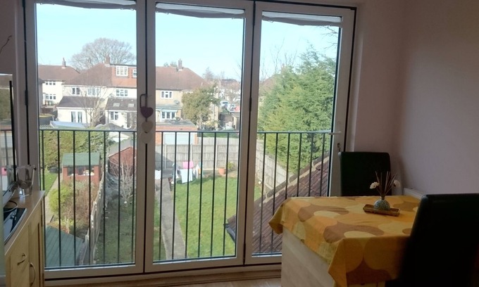 The Wrythe House | Inviting London Home with Ocean Views and Family-Friendly Perks