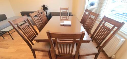 Valentines Apartment | Elegant London Flat with Garden, Free Parking & 4 Min to Station