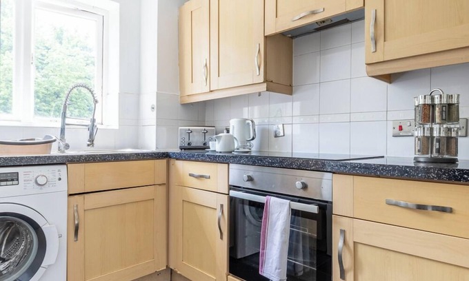Woolwich Apartment | Pet-Friendly Oasis in Woolwich Arsenal with Restaurant & More