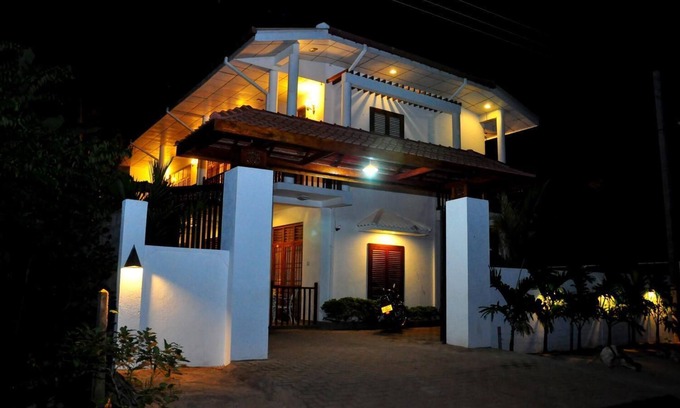 Anuradhapura Hotel | Budget-Friendly London Palace with Pool and Family Amenities