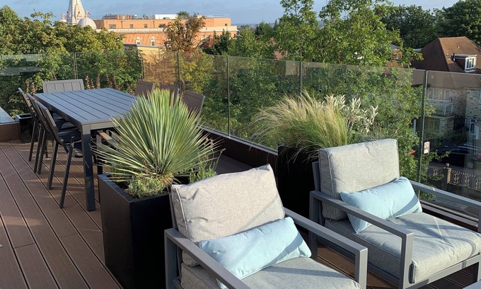 Brondesbury Park Apartment | London penthouse - 2 bed, 2 bath with free parking & wraparound terrace