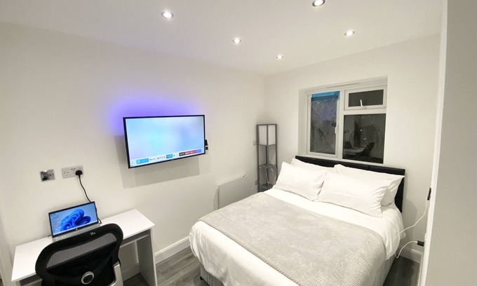 Hatch Lane Apartment | Stylish London Studio with Spa and Hot Tub Amenities