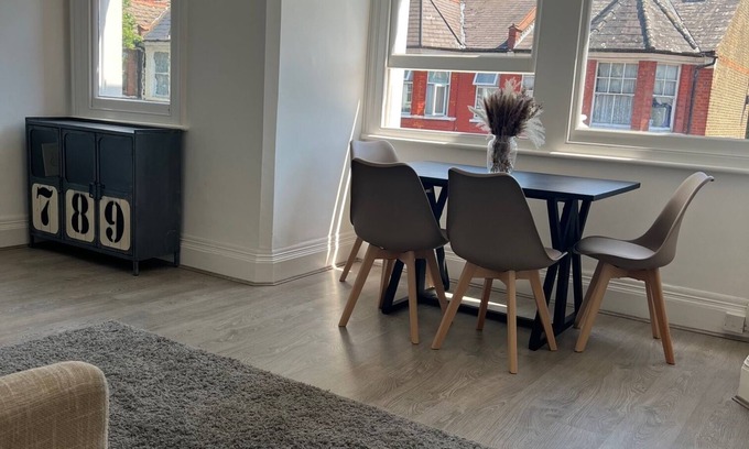 Bruce Grove Apartment | Stylish 2 Bedroom Flat in Central London with Spa & Hot Tub